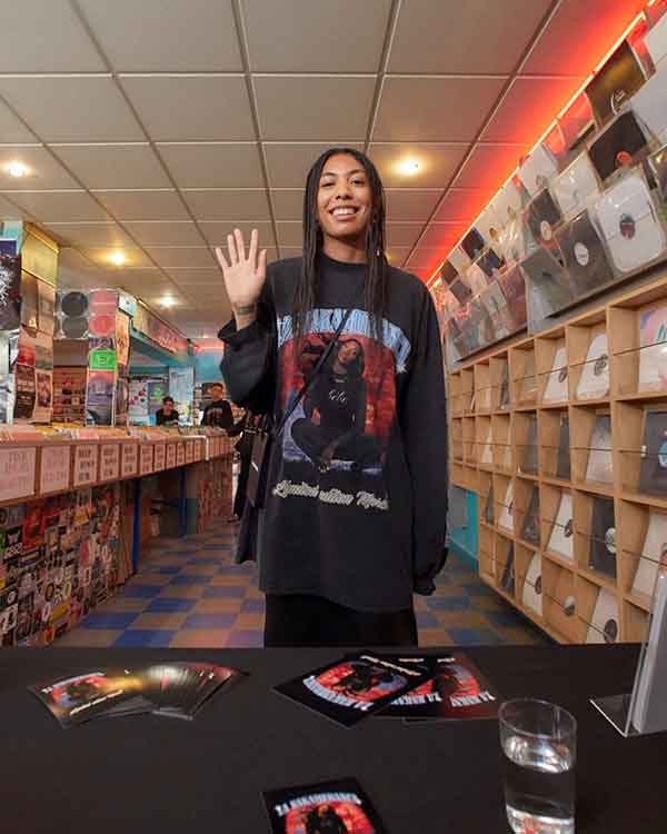 BALENCIAGA 与流行女歌手 Aya Nakamura 推出合作系列